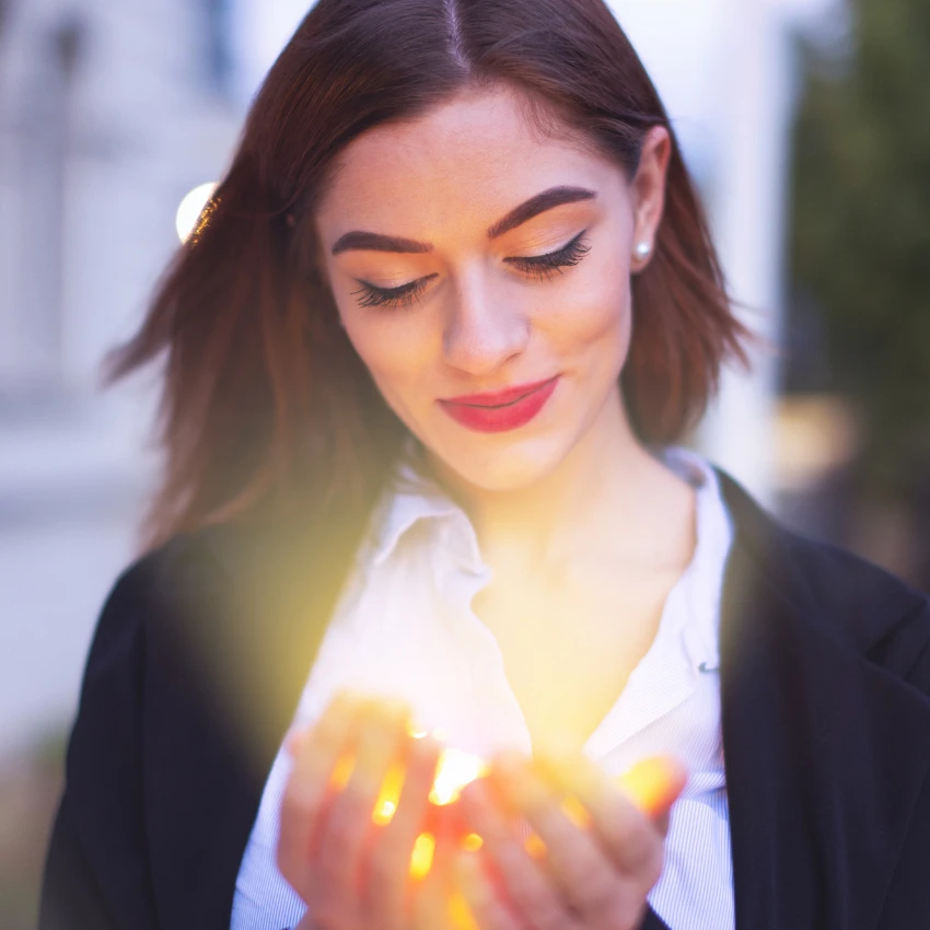 सोन्याचे स्वप्न पाहणारी स्त्री ती खरोखर कोण आहे हे उघड करते