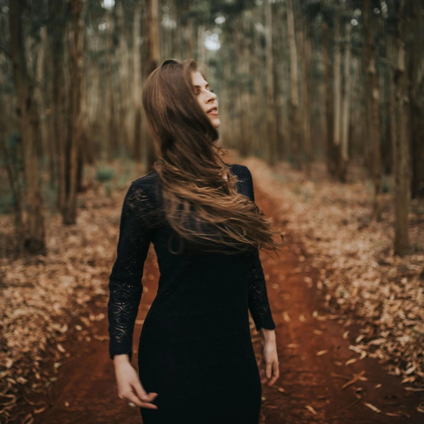 तपकिरी रंगात स्वप्न पाहणारी स्त्री ती खरोखर कोण आहे हे प्रकट करते