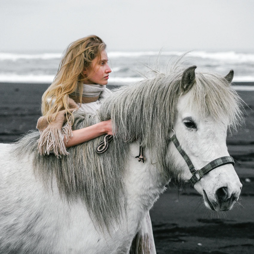 राखाडी रंगात स्वप्न पाहणारी स्त्री ती खरोखर कोण आहे हे प्रकट करते