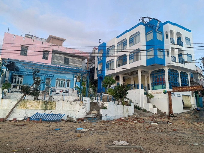 क्यू नॉनमधील चाय व्हिलेज हॉटेलचे कलमागी वादळानंतर मोठ्या प्रमाणात नुकसान झाले आहे. हॉटेलचे फोटो सौजन्याने