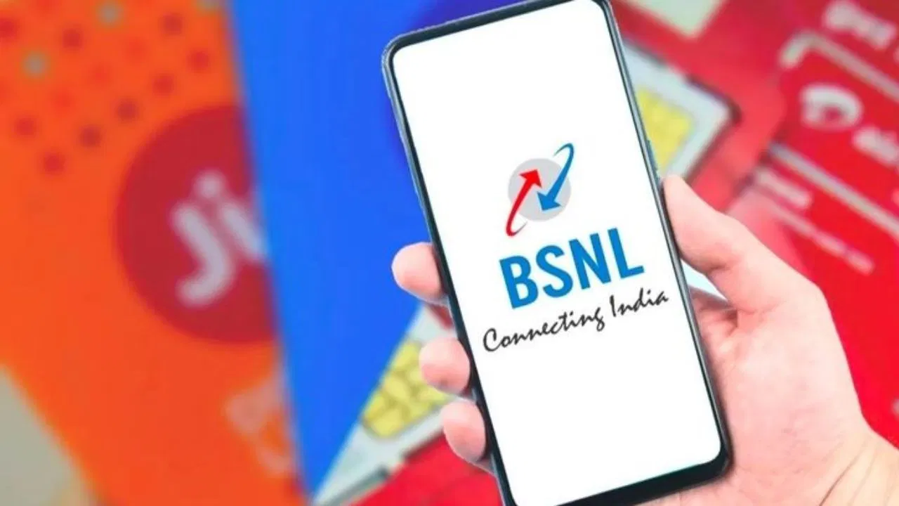 BSNL चा ₹319 चा प्लान: BSNL चा ₹319 चा प्लान पूर्ण 60 दिवसांच्या वैधतेसह येतो आणि तुम्ही तो ₹500 पेक्षा कमी किमतीत खरेदी करू शकता. 500 रुपयांचा हा प्लॅन 60 दिवसांच्या वैधतेसाठी अमर्यादित मोफत कॉलिंग, 10GB डेटा आणि 300 मोफत एसएमएस ऑफर करतो.