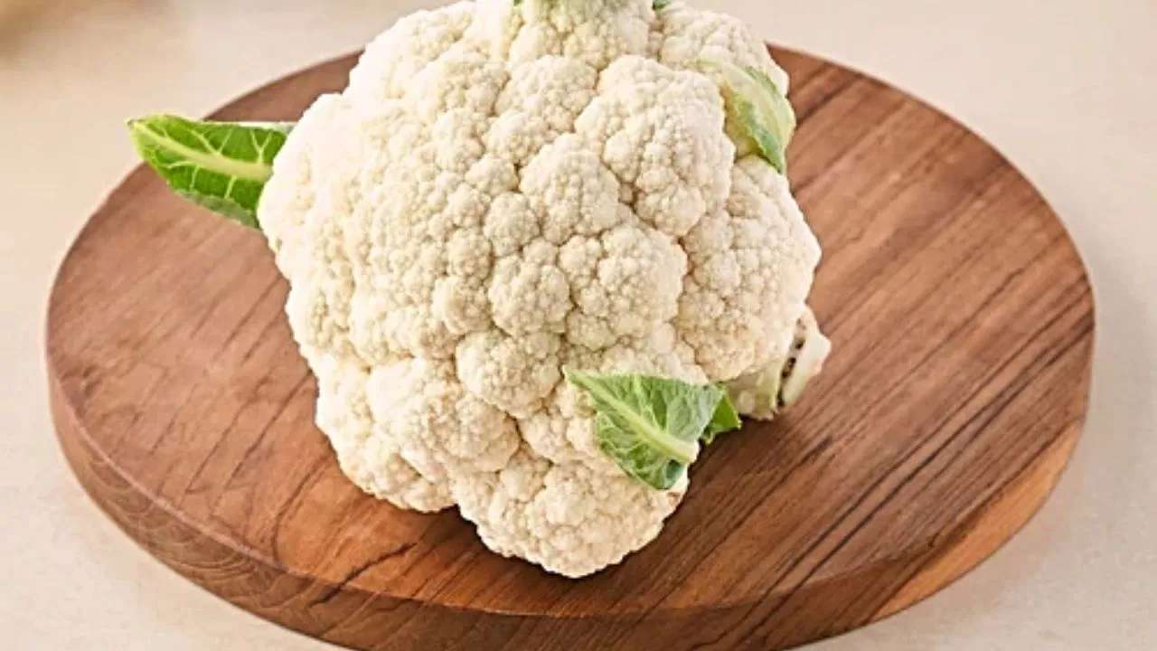 मिठाच्या पाण्यात भिजवणे: फ्लॉवरमधील जंत दूर करण्यासाठी तुम्ही मिठाच्या पाण्याचा वापर करू शकता. ही एक जुनी आणि प्रभावी पद्धत आहे. एका भांड्यात पाणी आणि मीठ घाला. फुलकोबीचे तुकडे करून पाण्यात टाका. पाणी कोमट असल्याची खात्री करा. 10-15 मिनिटांत फुलकोबीतून कीटक काढले जातील. पुढे, फुलकोबी बाहेर काढा. स्वच्छ पाण्याने धुवून शिजवा.