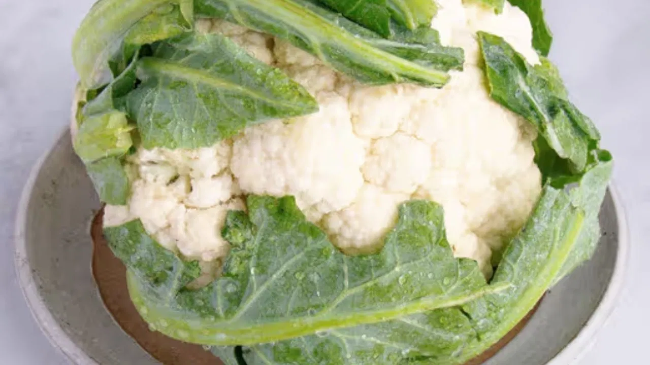 हळदीचे पाणी देखील प्रभावी: हळदीचे पाणी फुलकोबीतील जंतू काढून टाकण्यास देखील मदत करते. यासाठी एका भांड्यात पाणी गरम करून त्यात अर्धा चमचा हळद घाला. आता या पाण्यात फ्लॉवर टाका. 7-8 मिनिटांनंतर, भाजी पूर्णपणे स्वच्छ होईल. हळदीमध्ये बॅक्टेरियाविरोधी गुणधर्म असतात. जे केवळ जंतू काढून टाकण्यास मदत करत नाही तर फुलकोबीतील धूळ आणि घाण साफ करण्यास देखील मदत करते.