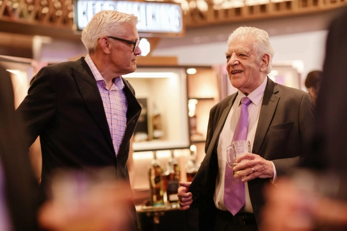 बेन थान वॉर्ड, हो ची मिन्ह सिटी येथे एका पार्टीत श्री केनेथ ऍटकिन्सन. फोटो: पात्राने दिलेला