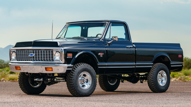 चेवी K10 शॉर्ट बेड ट्रकचा समोरचा 3/4.