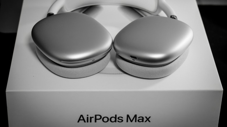 त्यांच्या उत्पादन बॉक्सच्या शीर्षस्थानी AirPods Max