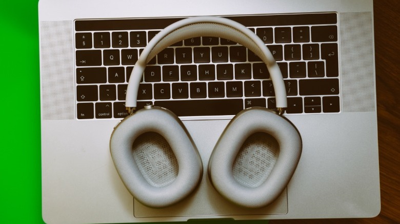 AirPods Max MacBook वर विश्रांती घेत आहे