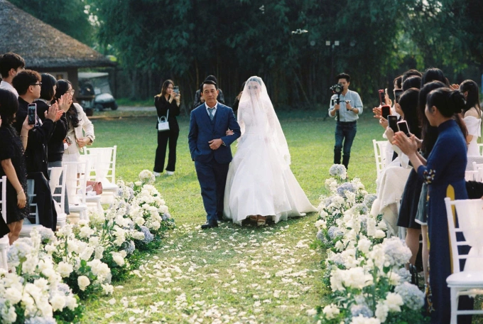 श्री Vu Ngoc मुलगा डिसेंबर 2024 च्या शेवटी लग्नाच्या वेळी त्यांच्या मुलीला लग्नाच्या हॉलमध्ये घेऊन गेला. फोटो: पात्राने दिलेला