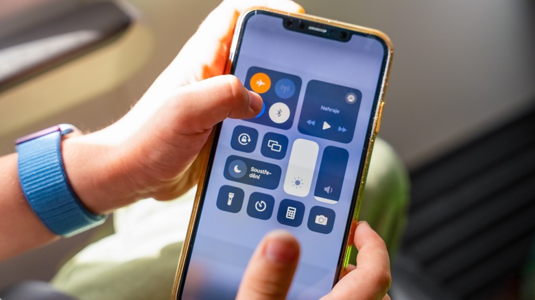 विमानात बसलेली व्यक्ती विमान मोड सक्रिय करत आहे