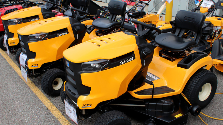 प्रदर्शनात कॅडेट रायडिंग ट्रॅक्टर