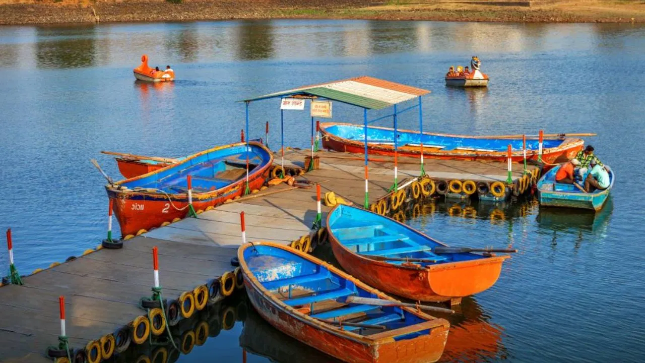 गुजरातमधील सापुतारा हे एकमेव हिल स्टेशन आहे जिथे तुम्ही थंड वारा, धुक्याची सकाळ आणि हिरवाईचा आनंद घेऊ शकता. पावसाळ्यात येथे बहुतांश लोक येतात.