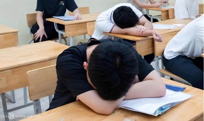 हनोई, जून 2025 मध्ये हायस्कूल प्रवेश परीक्षेपूर्वी विद्यार्थी. फोटो: ले तुंग