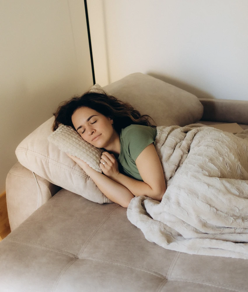 महिला आरोग्य लाभांचा आनंद घेण्यासाठी झोप घेत आहे