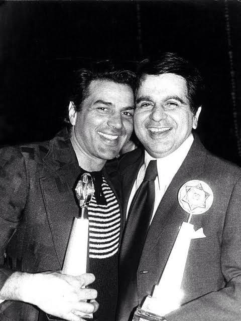 दिलीप कुमार यांनी धर्मेंद्र यांना लाइफ टाईम अचिव्हमेंट अवॉर्ड दिला तेव्हा ते खूप भावूक झाले होते.