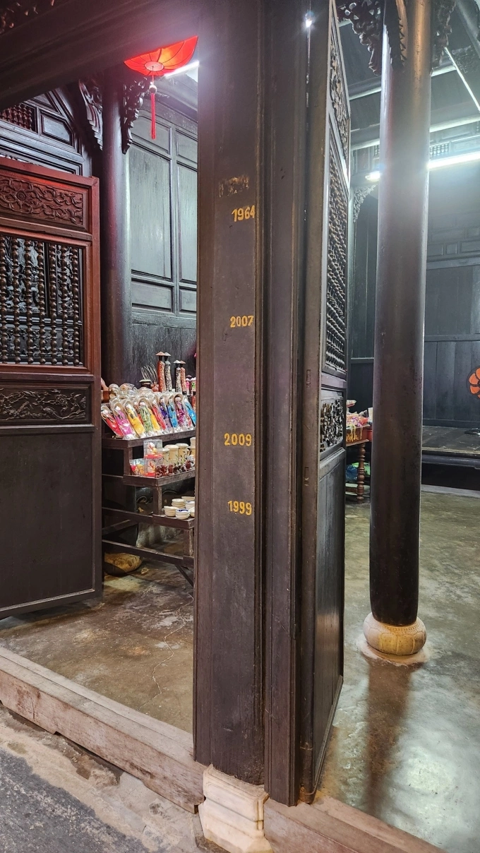 लाकडी भिंती होई एनमधील ऐतिहासिक पुराच्या पाण्याची पातळी नोंदवतात. फोटो: Huyen व्हिएत