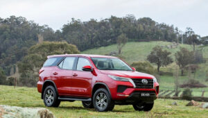 टोयोटा फॉर्च्युनर: सामर्थ्यवान, विश्वासार्ह एसयूव्ही ऑफर कम्फर्ट, स्टाइल, 4×4 क्षमता आणि कौटुंबिक-अनुकूल अनुभव