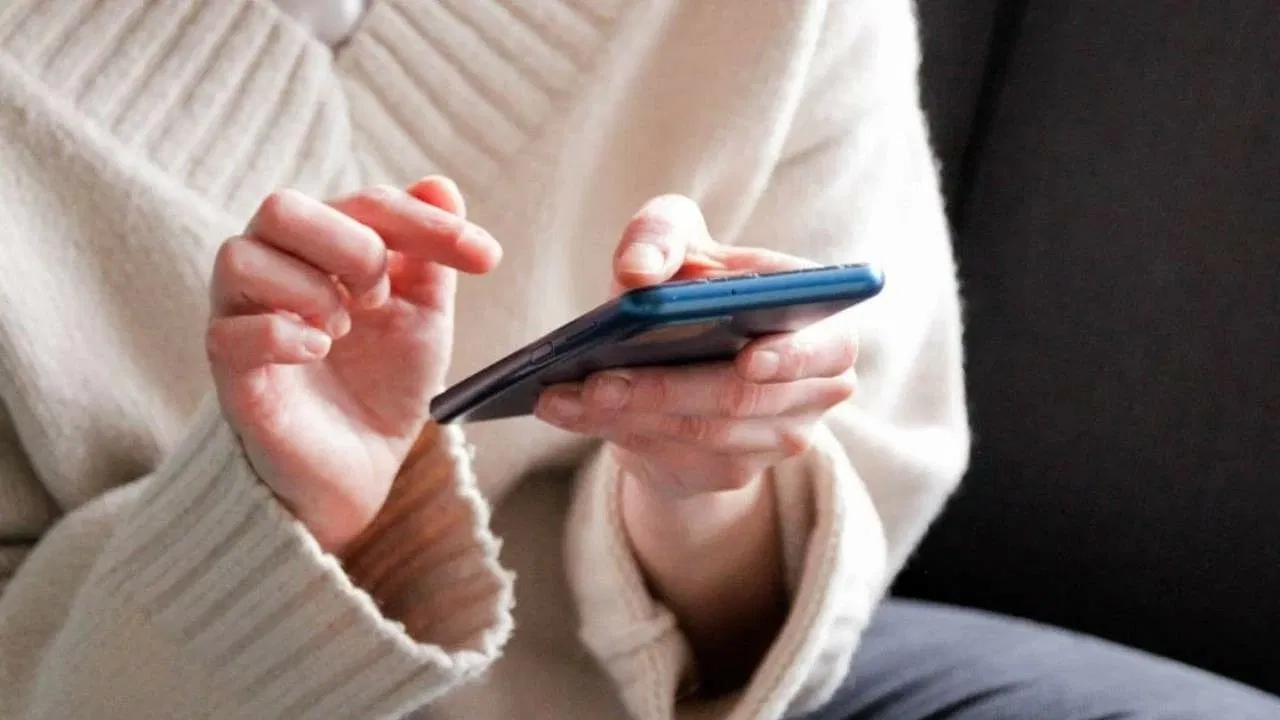 Google आणि Meta सारख्या मोठ्या कंपन्या या डेटाचे विश्लेषण करतात आणि नंतर या माहितीच्या आधारे लक्ष्यित जाहिराती दाखवतात. तुम्ही एखादी गोष्ट शोधली किंवा बोलली असेल, तर तुम्हाला त्या गोष्टीमध्ये स्वारस्य असल्याचे सिस्टमला समजते. त्यामुळे, तुम्हाला त्याच उत्पादनाच्या किंवा संबंधित वस्तूंच्या जाहिराती पुन्हा पुन्हा दिसू लागतात.