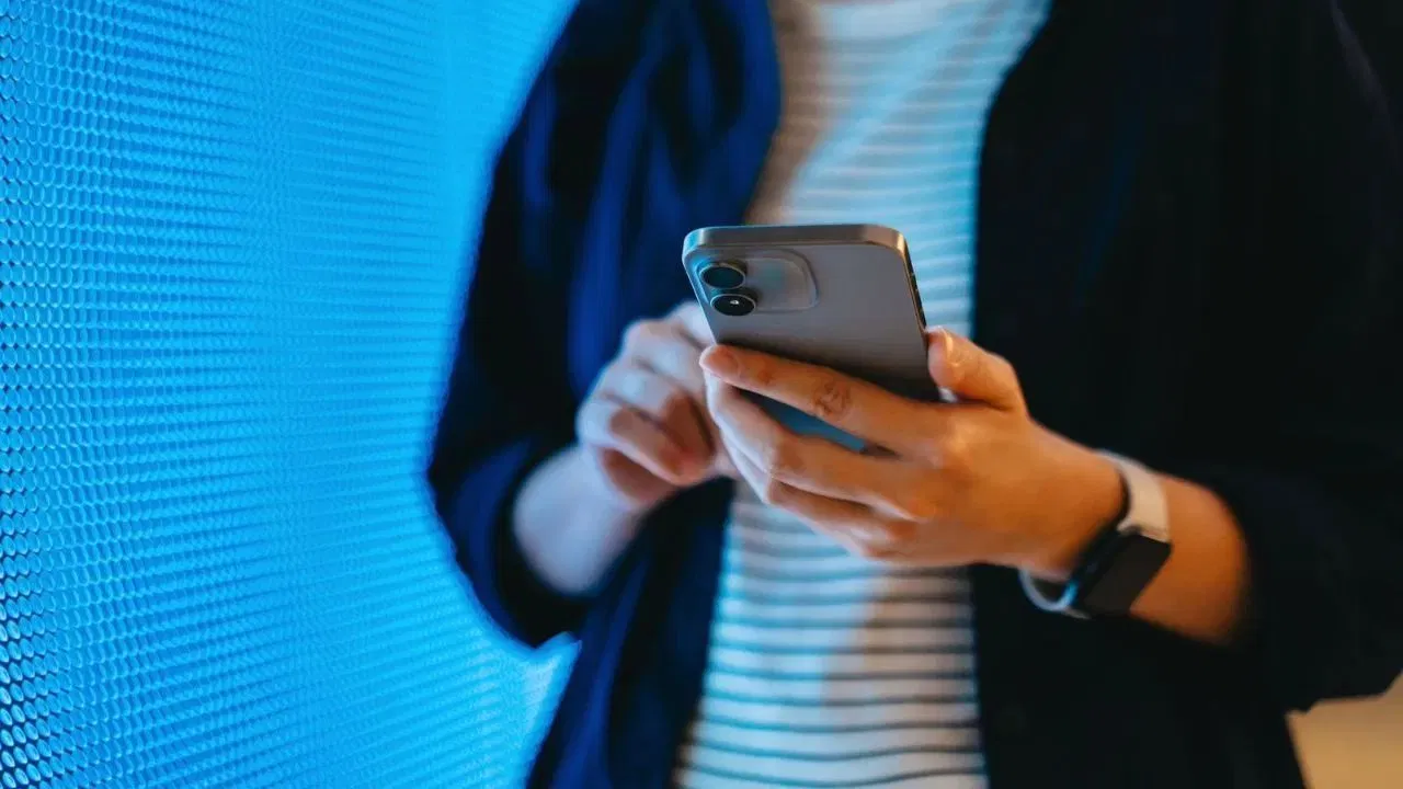 तुमची संभाषणे किंवा डेटा कंपन्यांना ॲक्सेस करता येऊ नये असे तुम्हाला वाटत असल्यास, तुम्ही काही सोप्या पावले उचलू शकता. हे करण्यासाठी, तुमच्या फोनच्या सेटिंग्ज → गोपनीयता → परवानग्या वर जा आणि कोणत्या ॲप्सना तुमच्या मायक्रोफोन किंवा कॅमेरामध्ये प्रवेश आहे ते पहा आणि तुम्हाला आवश्यक नसलेल्या परवानग्या काढून टाका. तुम्ही Google किंवा Facebook च्या प्रायव्हसी सेटिंग्जमध्ये जाऊन डेटा संकलन मर्यादित करू शकता. तुम्ही तुमचा व्हॉइस असिस्टंट वापरत नसल्यास, तो बंद करा.