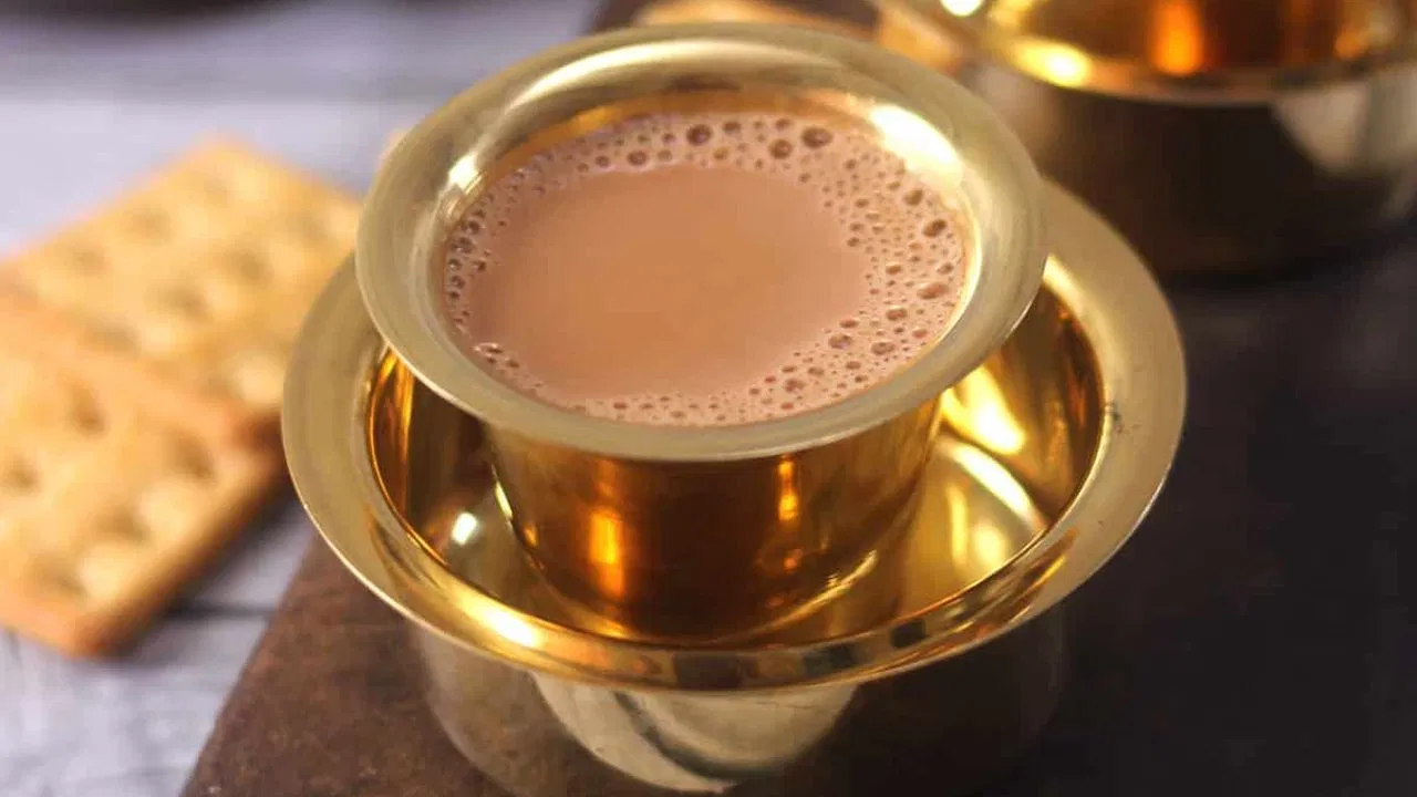 चहा आणखी निरोगी बनवण्यासाठी, कमी चरबीयुक्त दूध वापरा. टोन्ड किंवा स्किम्ड दूध हे चहासाठी पूर्ण चरबीयुक्त दुधापेक्षा चांगले मानले जाते. तुम्ही चहासाठी बदाम, सोया किंवा ओट मिल्क देखील वापरू शकता. हे दूध हलके आणि पचायला सोपे आहे, त्यामुळे चहाचा मलईदार पोत राखला जातो.