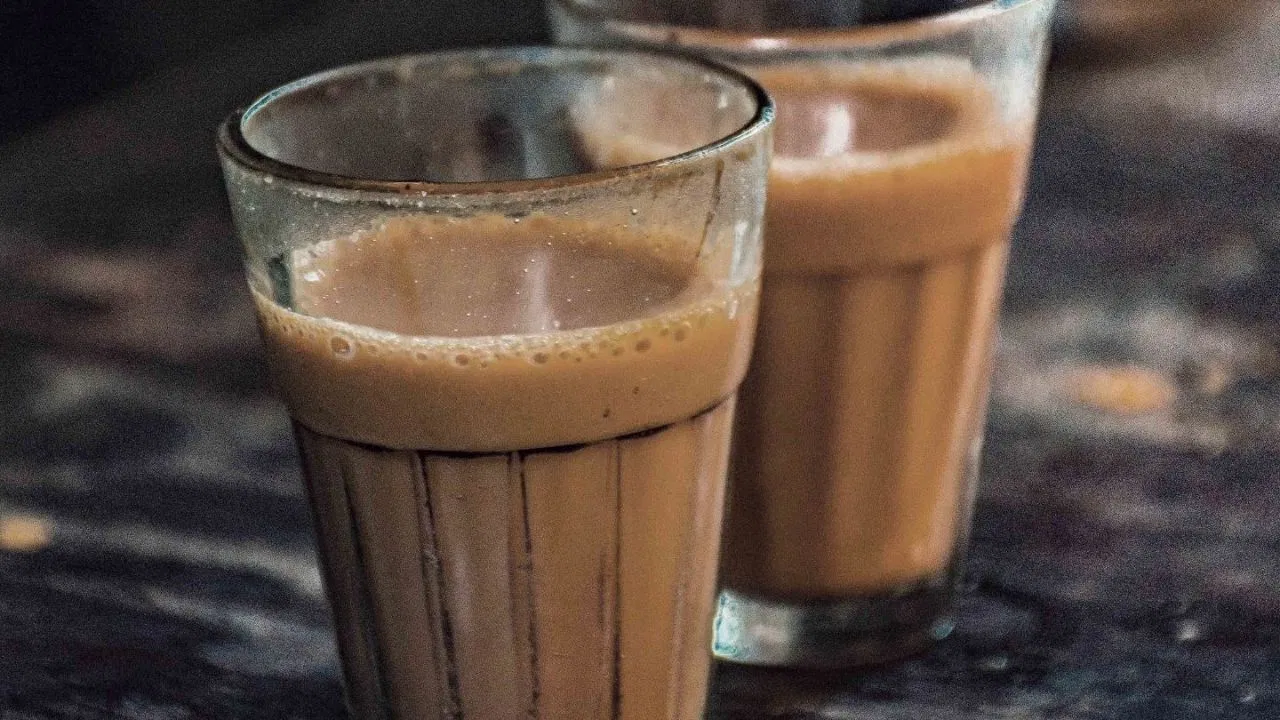 आपण अनेकदा चहामध्ये साखर घालतो, पण जास्त साखर आपल्या आरोग्यासाठी हानिकारक असते. साखरेचे प्रमाण हळूहळू कमी करण्याचा प्रयत्न करा. पांढऱ्या साखरेऐवजी गूळ, मध किंवा स्टीव्हिया वापरा. वेलची किंवा दालचिनीसारख्या मसाल्यांमध्ये गूळ मिसळल्याने चहाचे आरोग्य आणखी वाढते.