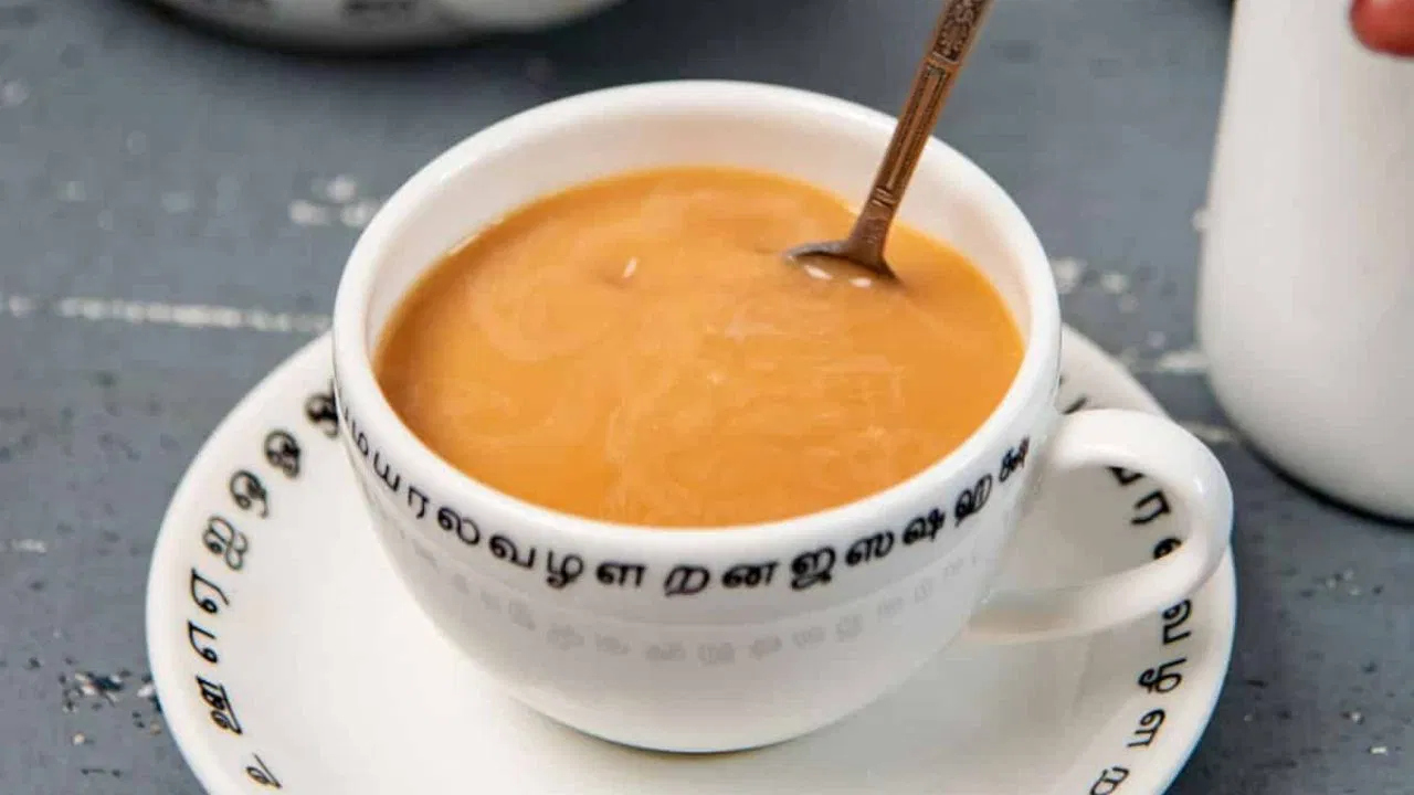 उत्तम चव आणि आरोग्यासाठी नेहमी उच्च दर्जाची चहाची पाने निवडा. आसाम किंवा दार्जिलिंगच्या मध्यम किंवा मोठ्या पानांपासून बनवलेली चहाची पाने सर्वोत्तम मानली जातात. त्यांना मसालेदार चव आहे आणि ते कमी दूध आणि साखरेसह उत्कृष्ट चहा बनवतात.