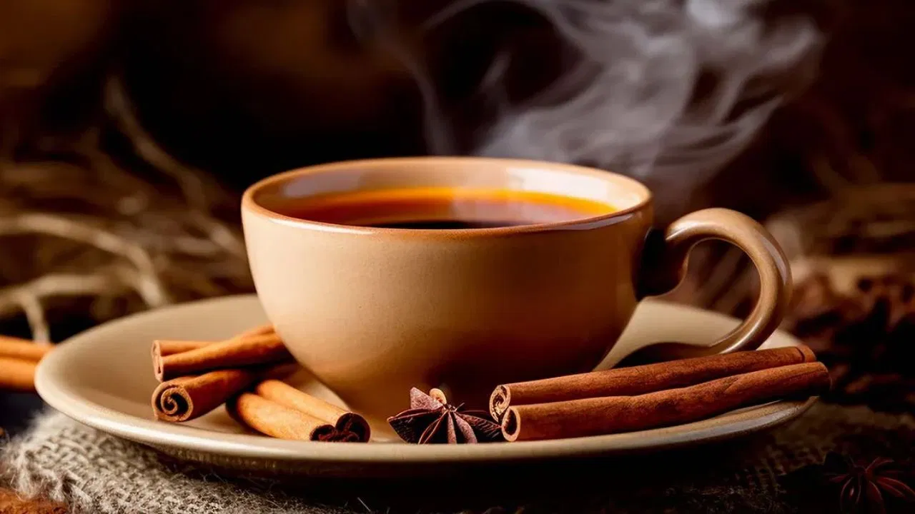 जास्त चहा प्यायल्याने कॅलरीजही वाढू शकतात. त्यामुळे मोठ्या कपाऐवजी छोट्या कपात चहा प्या आणि हळूहळू चहाचा आस्वाद घ्या. चहाने शरीर ओव्हरलोड करू नका. जास्त कॅफीन असलेला चहा न पिण्याचा प्रयत्न करा. त्याऐवजी तुळस, लेमनग्रास किंवा आल्यासारखे हर्बल टी प्या. हे चहा केवळ सुखदायकच नाहीत तर कॅफीनमुक्तही आहेत. नेहमीच्या चहामध्येही तुळशी घालता येते.