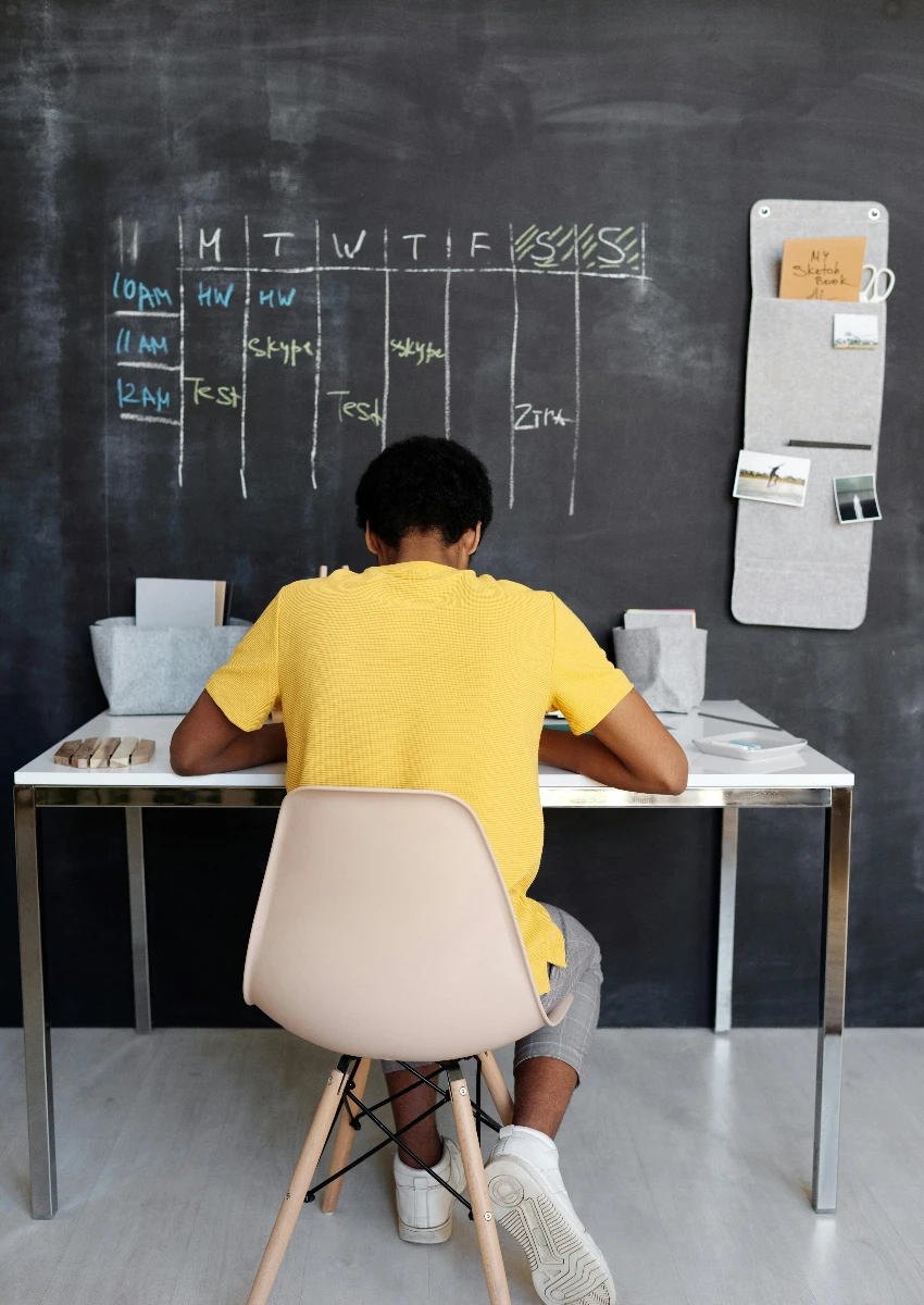 शैक्षणिक दबावाचा सामना करणारा तरुण