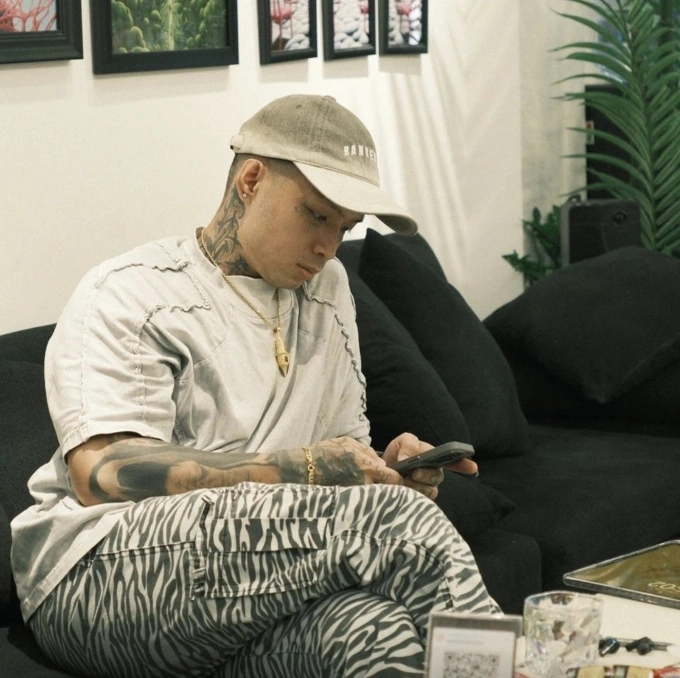 ट्रुओंग हान फुकने चेहऱ्यावरील टॅटू काढून टाकल्यानंतर, मंद शाईच्या खुणा शिल्लक आहेत. Phuc च्या फोटो सौजन्याने