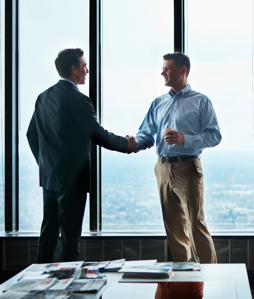 नवीन नोकरीसाठी मुलाखत घेणारा व्यावसायिक माणूस