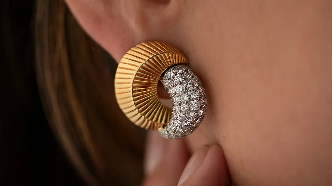 रेट्रो ज्वेलरी पूर्ण व्हॉल्यूममध्ये परत आली आहे