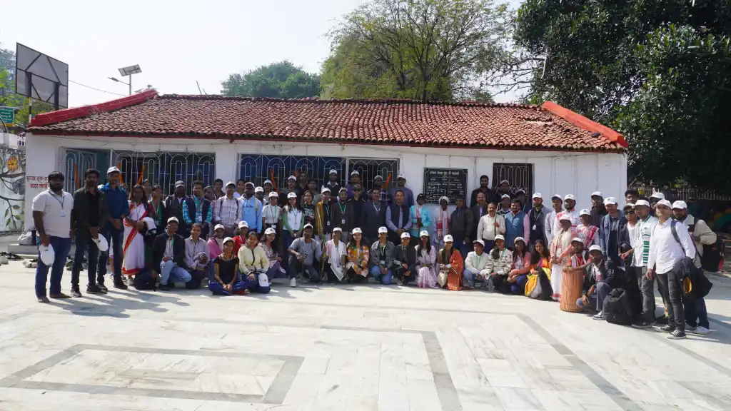 पहिल्यांदाच झारखंडच्या सेंट्रल युनिव्हर्सिटीचे शेकडो विद्यार्थी बिरसा यांच्या जन्मस्थानी पोहोचले, उलिहाटू येथे त्यांच्या वंशजांना भेटून भारावून गेले. 10 WhatsApp इमेज 2025 11 13 13.46.36 वाजता