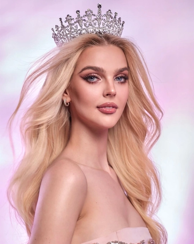 मिस युनिव्हर्स 2025 स्पर्धेत एस्टोनियाचे प्रतिनिधित्व करणारी ब्रिजिटा शॅबॅक. स्कॅबॅक्स इंस्टाग्रामवरील फोटो