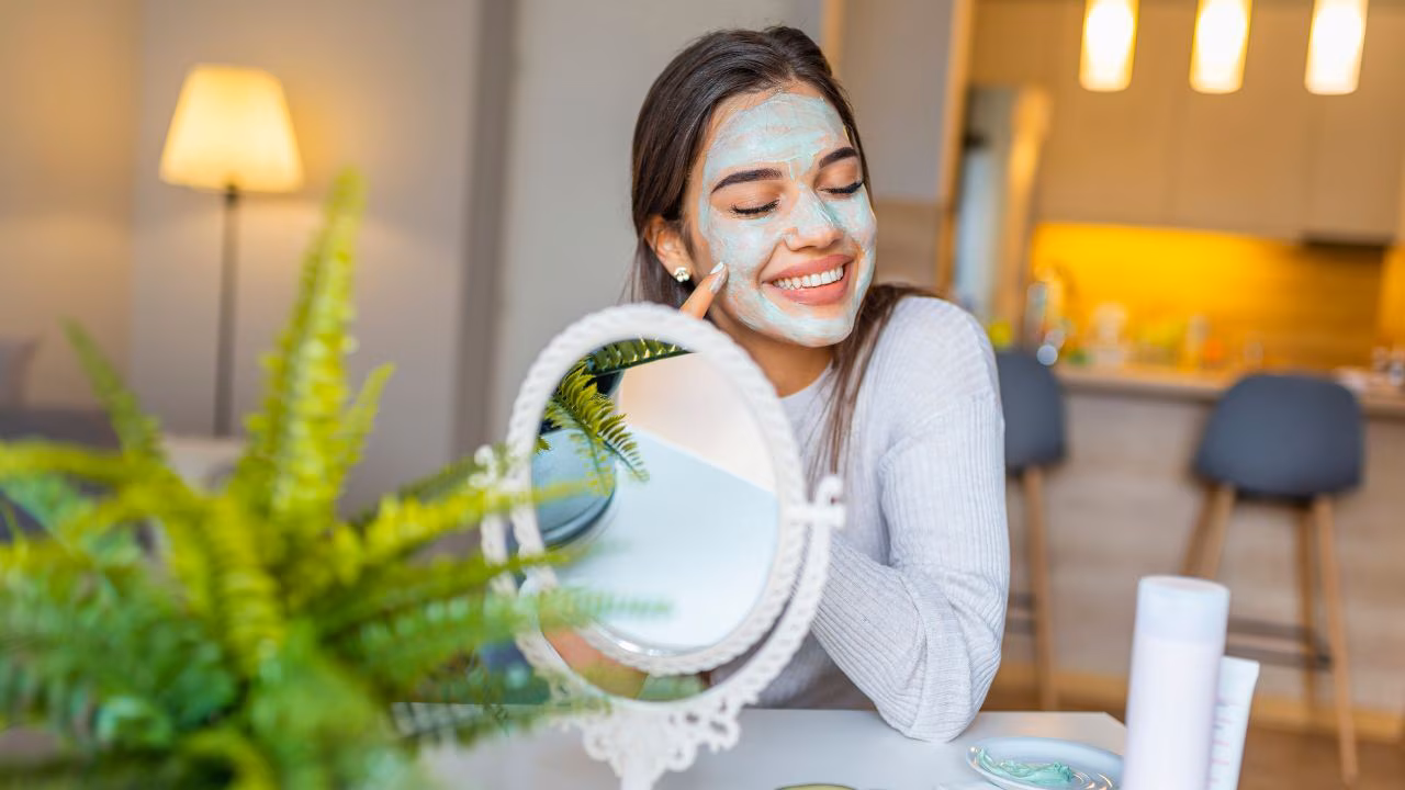 ग्लोइंग स्किनसाठी घरीच नैसर्गिक फेशियल साध्या स्टेप्ससह