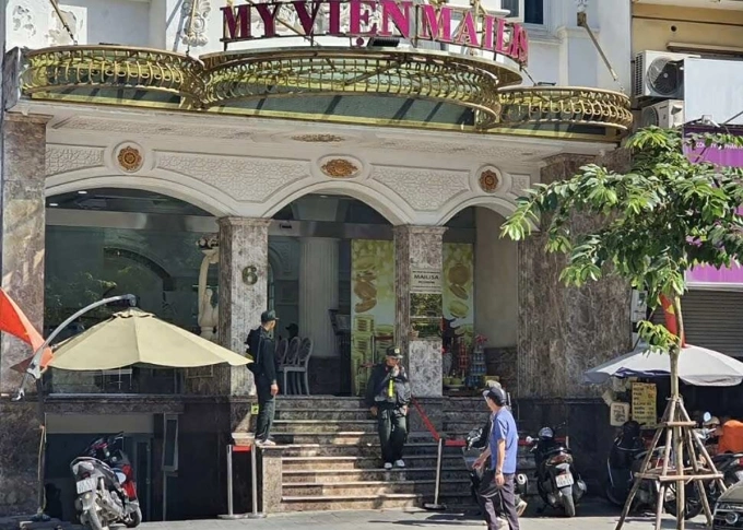 पोलिस अधिकारी हनोईच्या काऊ गिया जिल्ह्यातील मैलिसा ब्युटी क्लिनिकच्या आउटलेटची तपासणी करतात. वाचा/फाम डु द्वारे फोटो