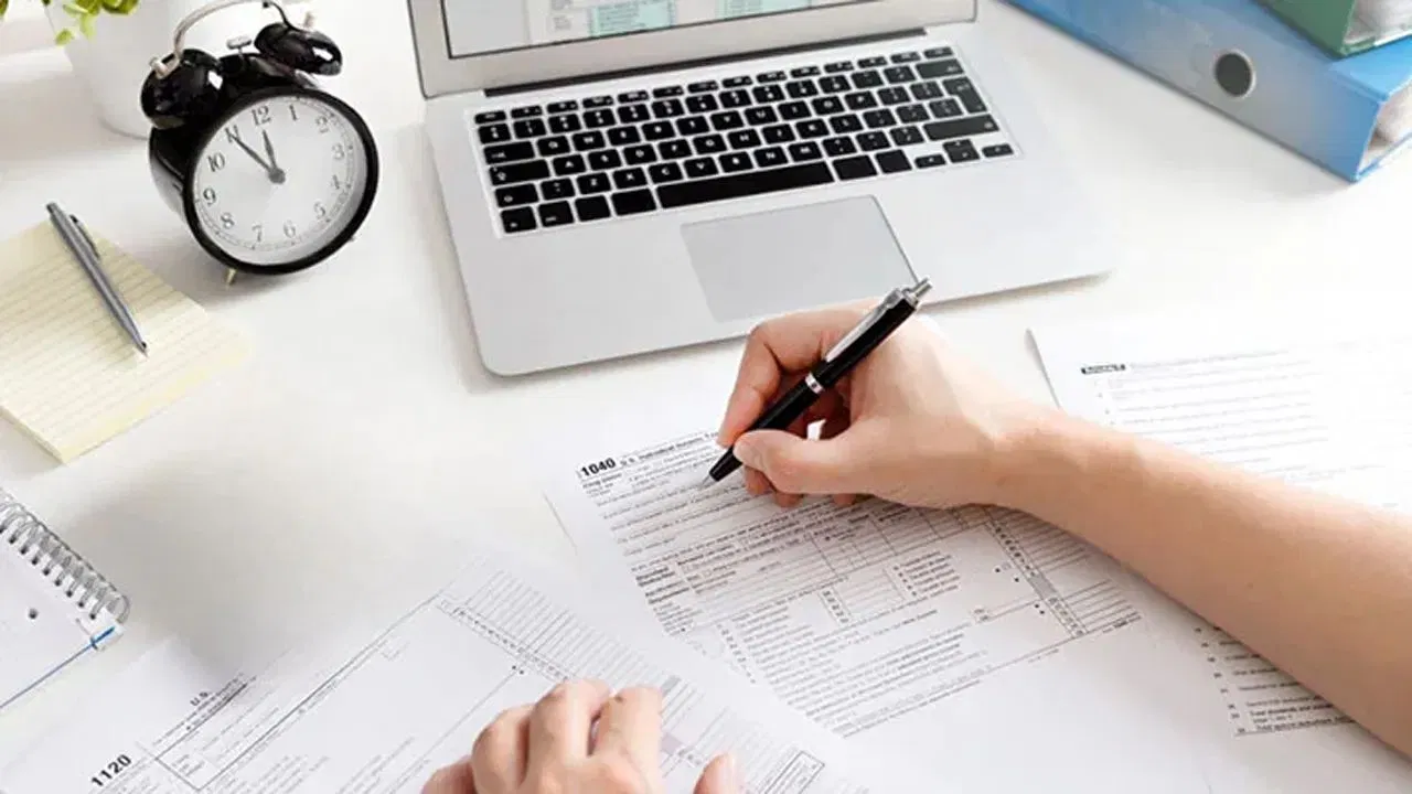 बँक तुमची ओळख आणि दस्तऐवज सत्यापित करते आणि नंतर पुन्हा सक्रिय करण्याची विनंती सबमिट करते. काहीवेळा बँक तुम्हाला 100 रुपये जमा करणे किंवा काढणे यासारखे छोटे व्यवहार करण्यास सांगते, जेणेकरून ग्राहकाच्या क्रियाकलापांची नोंद करता येईल.