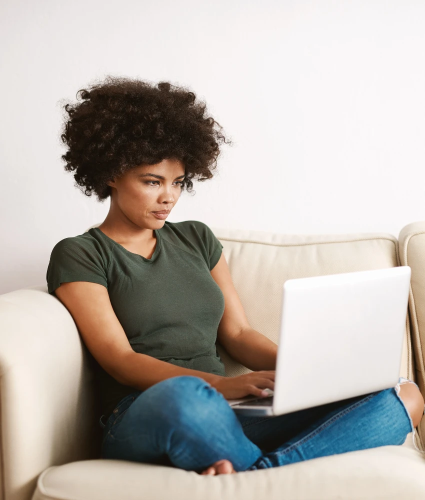 एक स्त्री जी तिच्या पतीच्या फसवणुकीचा पुरावा शोधण्यासाठी स्वतःची खाजगी तपासनीस बनली आहे