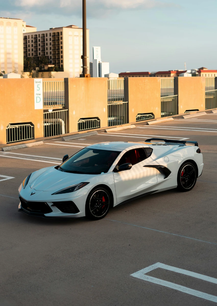 ग्रॅज्युएशनसाठी ट्रस्ट फंड मुलाला दिलेले कॉर्वेट