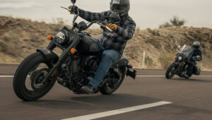 इंडियन चीफ बॉबर डार्क हॉर्स: एक शक्तिशाली क्रूझर ब्लेंडिंग स्टाइल, परफॉर्मन्स आणि रॉयल रोड