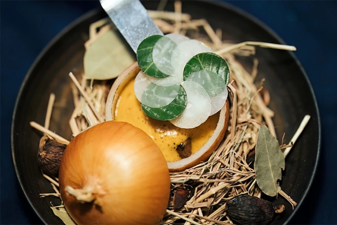 मिशेलिन रेस्टॉरंट जेथे व्हिएतनामी pho धैर्याने साटे नूडल्ससह एकत्र केले जाते - 1