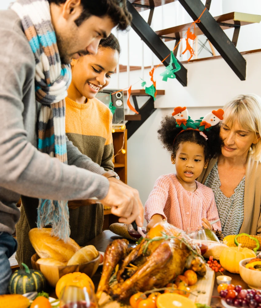 स्त्रीने तिच्या सासूला सांगणे आवश्यक आहे की तिला एकत्र जेवायला आवडेल