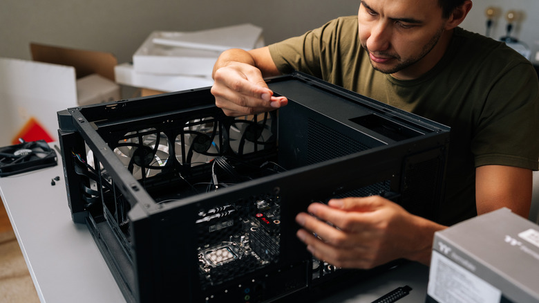 PC वर काम करणारी व्यक्ती