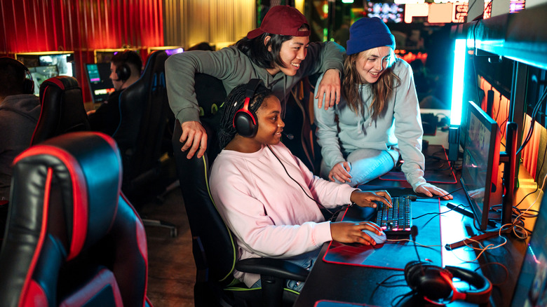 खेळाचा आनंद लुटणारे लोक.