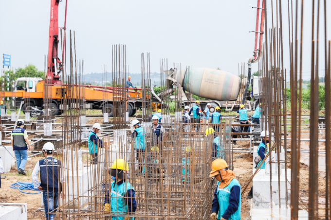 एक्वा सिटी येथील बांधकाम कर्मचारी. फोटो सौजन्य नोव्हलँड