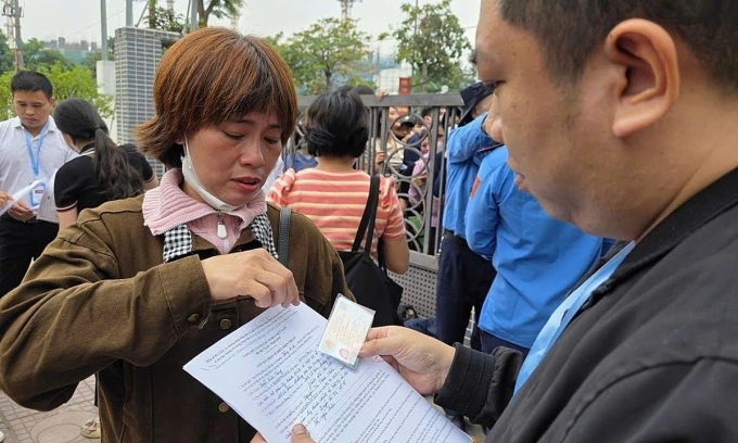 हनोईमधील CT3 किम चुंग येथे सामाजिक गृहनिर्माण युनिट खरेदी करण्यासाठी अर्ज करण्यासाठी अर्जदार त्यांचे कागदपत्रे दाखवतात. Viglacera द्वारे फोटो