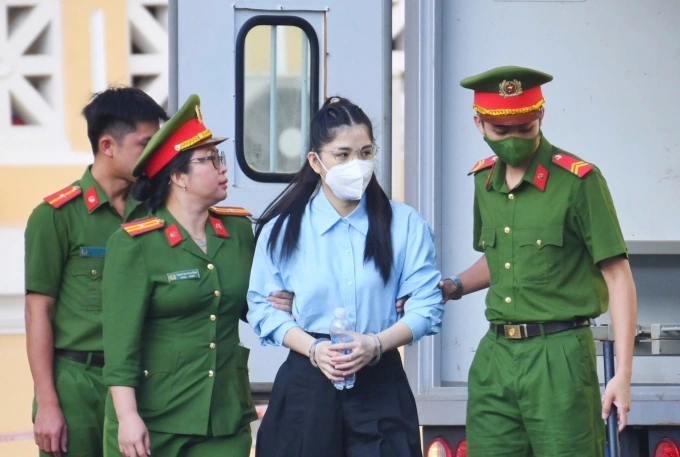 Nguyen Thi Thai Hang, Chi Em Rot Group च्या अध्यक्षा आणि एक सोशल मीडिया प्रभावक, 19 नोव्हेंबर 2025 रोजी HCMC पीपल्स कोर्टात दिसले. वाचा/क्विन ट्रॅन द्वारे फोटो