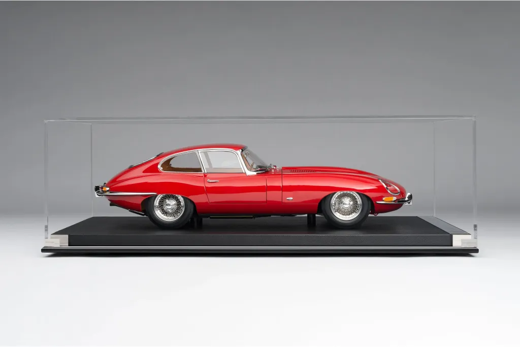 लाल अमलगम मॉडेल कार स्पष्ट डिस्प्ले केसमध्ये.