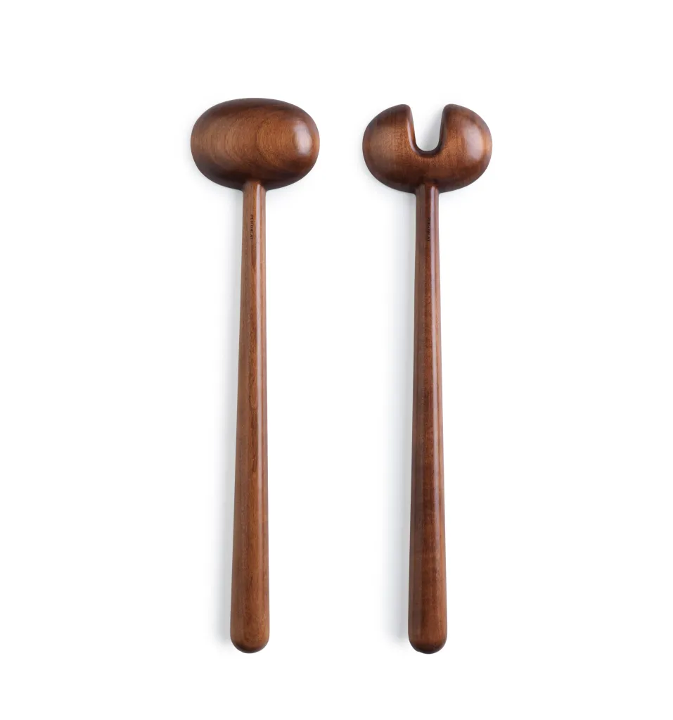जॅस्पर मॉरिसनने पुईफोर्कॅटसाठी डिझाइन केलेला लाकडी सॅलड सर्व्हिंग सेट, एक ठोस चमचा आणि एक स्लॉटेड चमचा.
