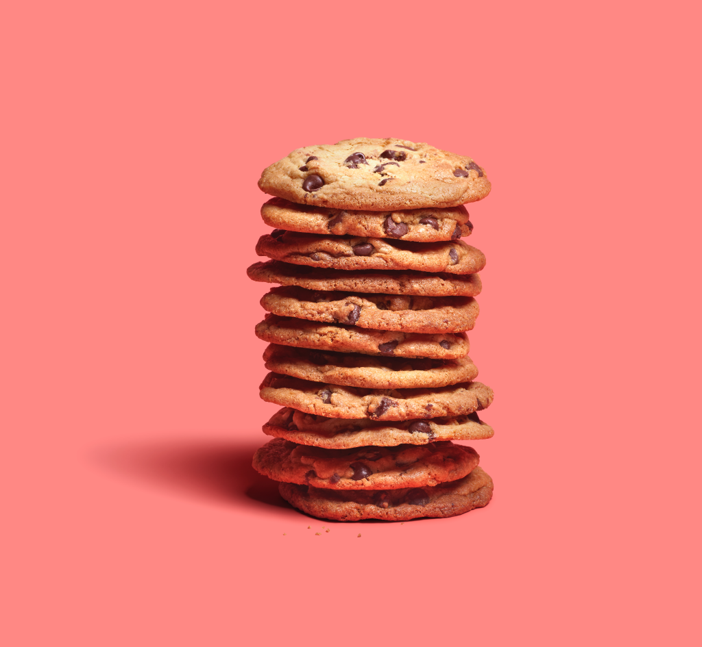 जिल नीबर्ग चॉकलेट चिप कुकीजचा स्टॅक.