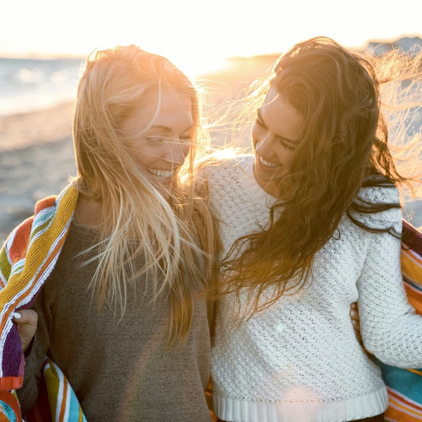 स्त्रिया समोरासमोर मित्र वेळेसह त्यांच्या शांततेचे रक्षण करतात