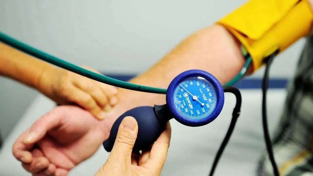 काही लोकांमध्ये, रक्तदाब अचानक वाढल्याने अंधुक दृष्टी, नाकातून रक्त येणे आणि डोकेदुखी देखील होऊ शकते. ही सर्व चिन्हे धोक्याची सूचना देतात आणि त्याकडे दुर्लक्ष केले जाऊ नये. उच्च रक्तदाबाच्या रुग्णांनी हिवाळ्यात या गोष्टी लक्षात ठेवाव्यात.